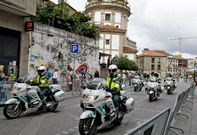 El operativo de la Guardia Civil a su paso ayer por el centro de la capital pontevedresa.