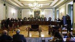 La sala de lo Contencioso del Supremo atendi� ayer sendos recursos de Vox y del partido Iustitia Europa, que defienden la revisi�n del proceso de obtenci�n de la nacionalidad y derecho al voto de los descendientes de los emigrados. 