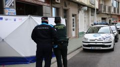 El hombre fue encontrado sin vida en una acera en la avenida de Barra�a de Boiro