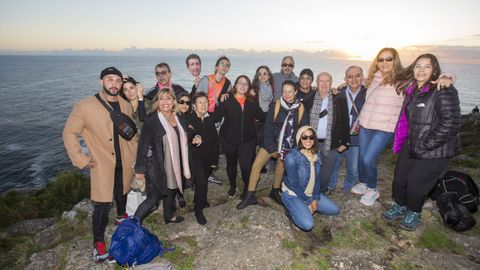 Familiares y amigos de Alejandro al llegar a Fisterra, tras hacer el Camino de Santiago con sus cenizas.