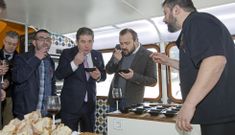 Lores y Cu��a degustaron sendas tapas de cocido en el bus que promociona la fiesta. 