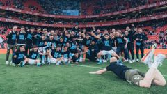 Jugadores y cuerpo t�cnico del Celta, celebrando el empate en San Mam�s y la clasificaci�n para Europa.