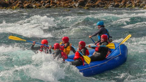 Alejandro Durn, de casco azul, y Luca Martnez, a su lado, en una de las excursiones de rafting en Chile