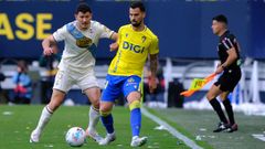 Miguel Loureiro presionando a Suso durante la primera parte del encuentro entre el C�diz y el D�por