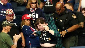 Momento en el que el manifestante contrario a Trump es expulsado del acto polt�tico de Trump