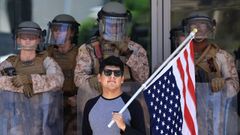 Un manifestante con una bandera de Estados Unidos, durante una protesta en Los ngeles contra las deportaciones de migrantes 