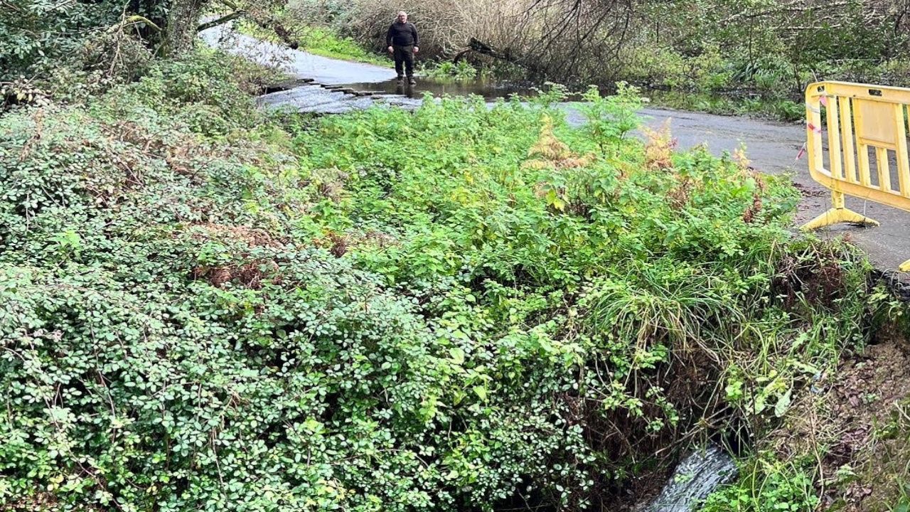 Una tubería colapsada en el río Callou provoca cortes y peligro en una carretera de Bergondo