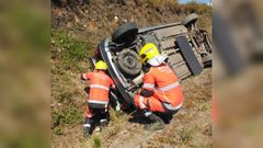 Efectivos del parque de bomberos de Vilalba excarcelaron al herido