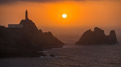 Silueta del faro Vil�n, en Camair�as. Foto tomada desde Reira