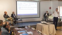 El conselleiro de Facenda, al fondo a la derecha