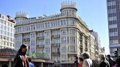 La famosa casa Escariz, en la plaza de Pontevedra, fue promovida y construida por Antonio Escariz Guimarey y a�os m�s tarde perteneci� al fil�ntropo Manuel Pi�eiro Pose.