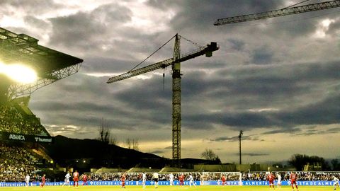 Obra de la grada de Gol de Bala�dos, en un partido reciente.