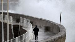 Una ola rompe este s�bado en la costa de Gij�n