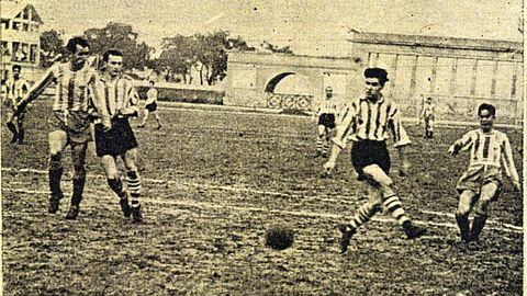 Luis Surez, con la camiseta del Deportivo, disparando a portera ante el Athletic en 1954 en el estadio de Riazor.
