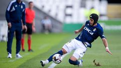 Luismi salva un bal�n durante el Racing-Real Oviedo