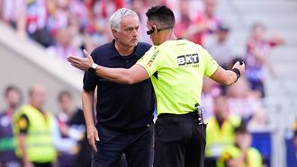 Mourinho (izquierda), protest�ndole a Ortiz Arias durante el derbi madrile�o.