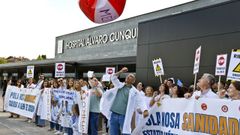 Los m�dicos usaron una pelota de playa en su concentraci�n de Vigo para simbolizar que est�n entre la Xunta y el Gobierno central