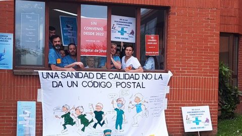 Encierro de los trabajadores del Hospital de Jove en la gerencia del centro