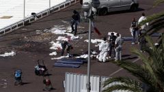 Investigadores de la polic�a en el Paseo de los Ingleses de Niza, que sufri� un atentado con atropello en julio del 2016