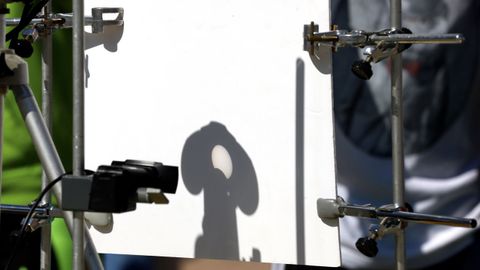 Alumnos del IES de Sar de Santiago contemplan el eclipe