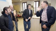 El presidente, a la derecha, charla con los vocales antes de un pleno, en una foto de archivo