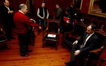 Manolo Abalo y parte de su directiva en una imagen de archivo de una reuni�n en el Concello. 