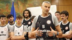 Gustavo And&uacute;jar, en agosto del a&ntilde;o pasado hablando en nombre del vestuario del Sigaltec CLB en la recepci&oacute;n oficial que el Concello de Vilagarc&iacute;a rindi&oacute; al equipo por su hist&oacute;rico ascenso a la Tercera FEB.