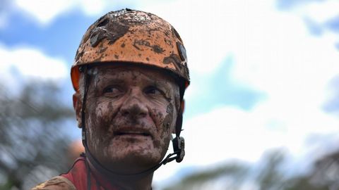 Bomberos buscan cad�veres en la zona arrasada por el lodo