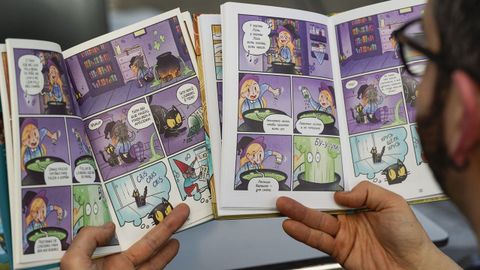 Ejemplares de la obra �Miquits� en gallego y en ruso