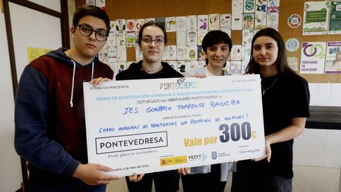 Mart�n Lagos, Nuria Santoalla, Patricia Garc�a y Eniko Esther Rosende, premiados por su proyecto �Como infl�en as bacterias na rotaci�n de cultivos?�