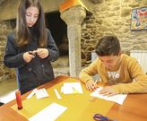 <span lang= gl >� esquerda, reuni�n do banco de sementes do Couto; � dereita, nenos das aulas cient�fico-tecnol�xicas, traballando</span>