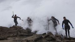 Jug�ndose la vida entre olas de cuatro metros