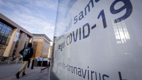 Un cartel de lucha contra el coronavirus en B�lgica, junto al Consejo Europeo