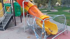 Tobogn del parque infantil de As Triguerizas de Celanova deteriorado.