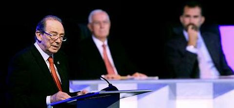 Blecua, durante su intervenci�n en el sexto Congreso Internacional de la Lengua Espa�ola, en la ciudad de Panam�, junto al director del Instituto Cervantes, V�ctor Garc�a de la Concha, y el pr�ncipe de Asturias.