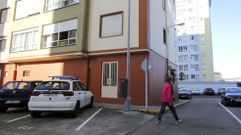 Exterior del bajo de la calle Luis de Requesens que oferta el Invied, el m�s barato disponible.
