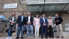 El conselleiro de Sanidade, Julio Garc�a Comesa�a, con Paula Prado y portavoces y alcaldes del PP de la provincia de Pontevedra, ante el centro de salud Virxe Peregrina