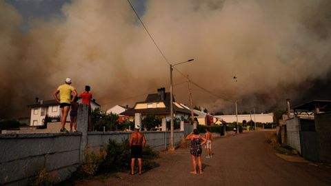 Muchos vecinos no tuvieron ms remedio que abandonar sus casas ante el avance de las llamas y el humo hacia la poblacin