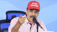  Fotograf�a cedida por Prensa Miraflores del presidente de Venezuela, Nicol�s Maduro, en un acto de gobierno este martes, con una gorra con el mensaje de  no a la guerra, s� a la paz .