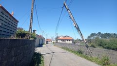 El poste, situado en la zona de A Covi�a, comenz� a inclinarse a finales de febrero