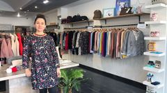 Raquel Medina Ferna?ndez, en su tienda AlegraMi?a, ubicada en el centro de El Entrego