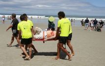 <span lang= es-es >Evacuaci�n de un visitante en hora punta en As Catedrais</span>. Un hombre fue evacuado pasadas la una de la tarde por los socorristas para recibir asistencia m�dica. 