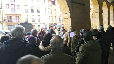 La plataforma Alternativa Ronda Norte, en la plaza del Ayuntamiento de Oviedo.La plataforma Alternativa Ronda Norte, en la plaza del Ayuntamiento de Oviedo 