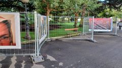 Valla sin la lona fotogr�fica este lunes en los jardines de M�ndez N��ez