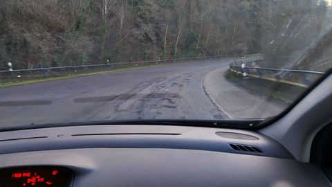 Baches en una de las muchas curvas de la N-120 entre Os Peares y el alto de Guítara (Pantón)