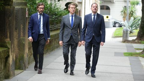 El presidente del PP de �lava, I�aki Oyarz�bal; el presidente del PP, Alberto N��ez Feijoo; y el presidente del PP vasco, Carlos Iturgaiz, a su llegada a la sede del PP de Gecho