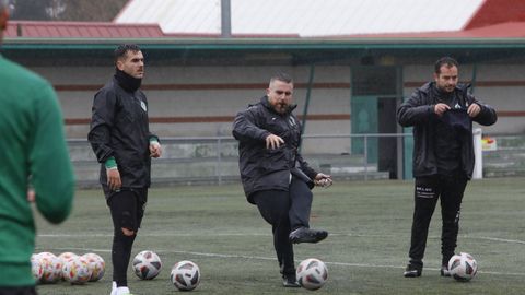 Javi Rey (en el centro), durante su primer entrenamiento en el campo de A Uceira