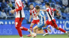 Noel conduce el bal�n entre varios jugadores del Zamora