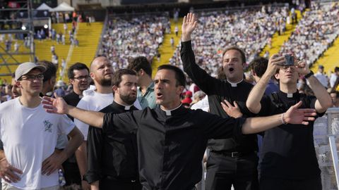 Varias personas esperan a que empiece la vigilia.