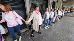 La cadena humana con las camisetas rosas se form este jueves en los Soportales de A Ferrera en Pontevedra